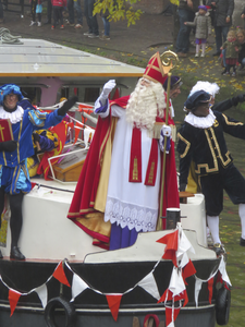 907502 Afbeelding van Sinterklaas en enkele Pieten op een boot op de Oudegracht bij de Jansbrug te Utrecht, tijdens de ...